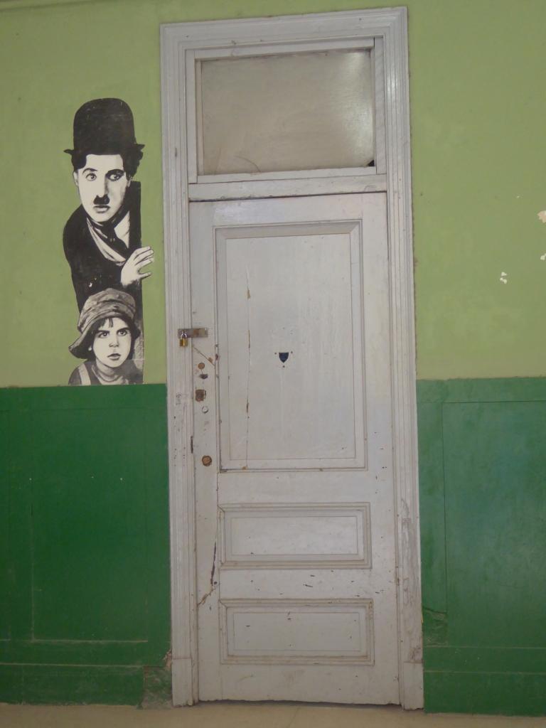 Clibn d'oeil derrière la porte